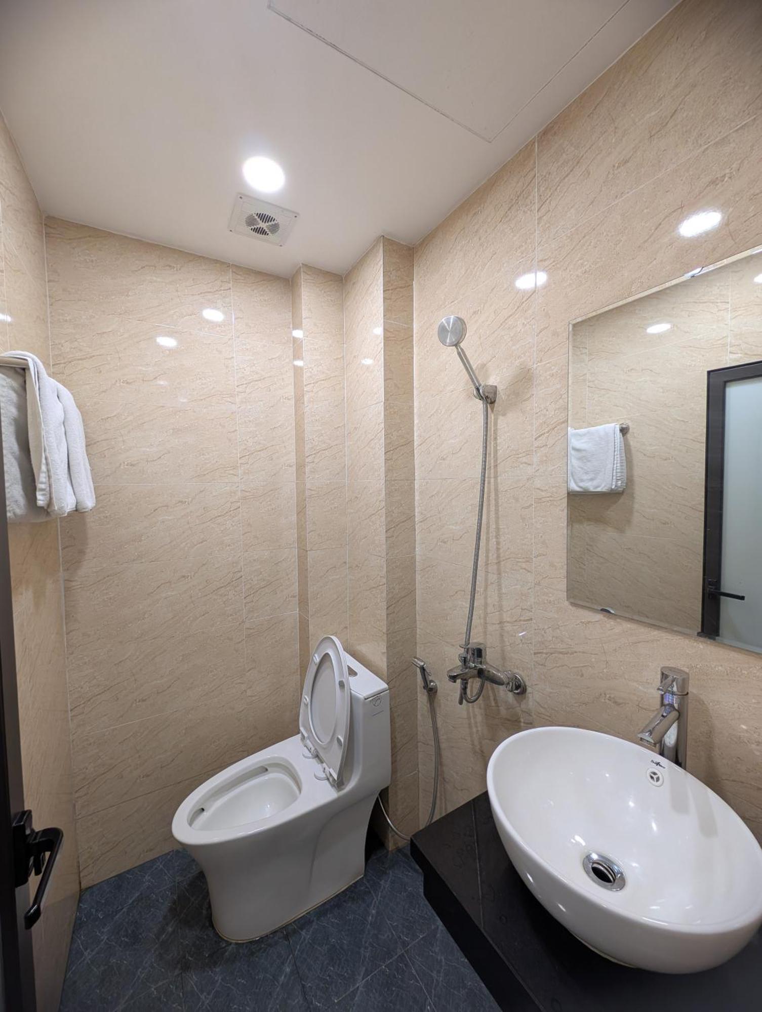 Era Apartment 158 Nguyen Khanh Toan Ханой Экстерьер фото